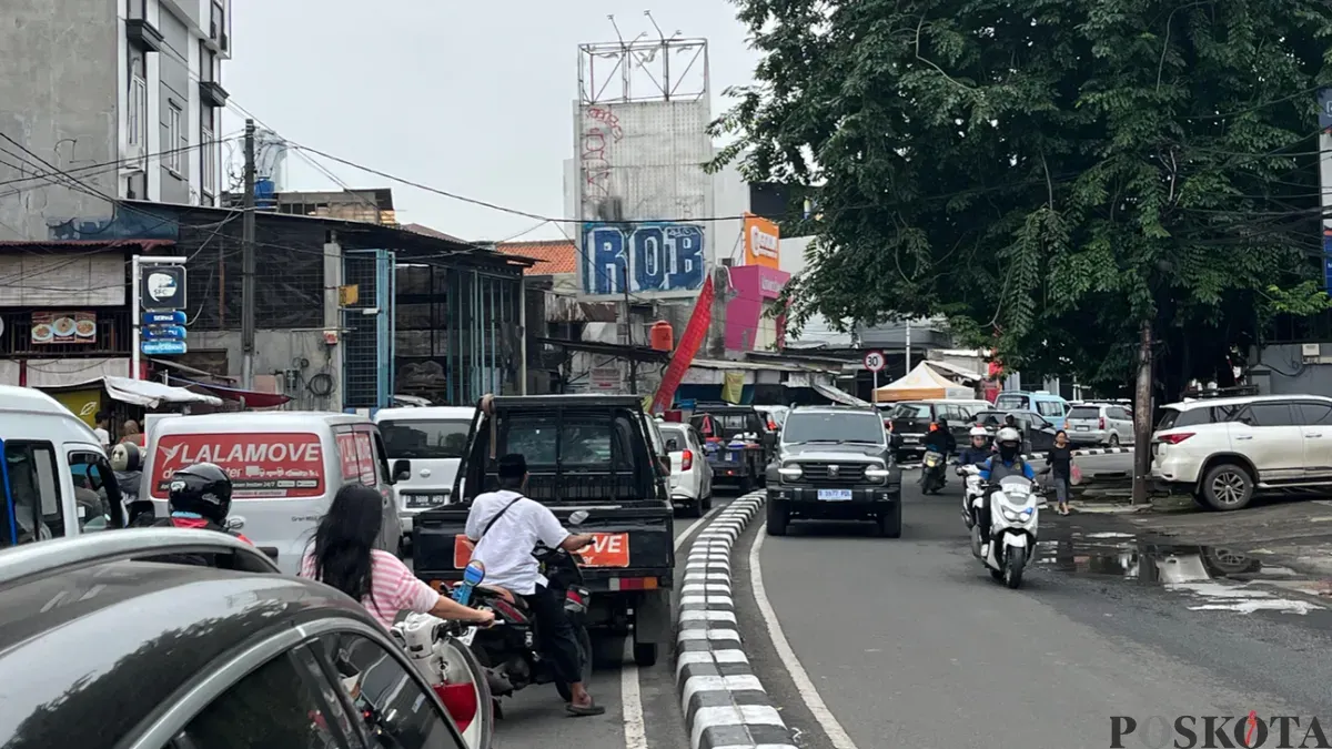 Ruas jalan Palmerah menuju ke Slipi dan sebaliknya terpantau macet karena ada Presiden RI Prabowo Subianto meresmikan SPPG Palmerah, Jumat, 13 Februari 2026. (Sumber: Poskota/ Pandi Ramedhan)