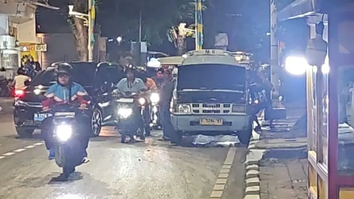 Oli angkot bocor hingga mengakibatkan kecelakaan di Jalan Palmerah Barat, Palmerah, Jakarta Barat, Jumat, 13 Februari 2026. (Sumber: Dok. Istimewa)
