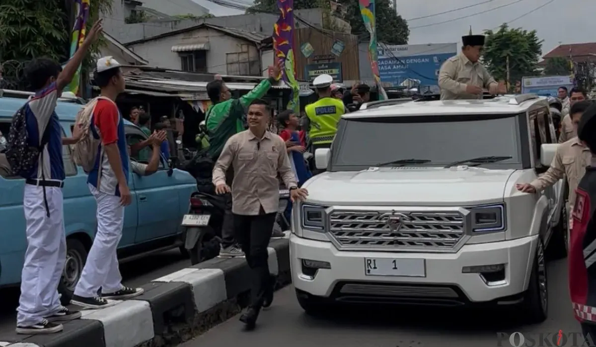 Warga Palmerah menyambut Presiden RI Prabowo Subianto usai meresmikan SPPG Palmerah, Jakarta Barat, Jumat, 13 Februari 2026. (Sumber: Poskota/Pandi Ramedhan)