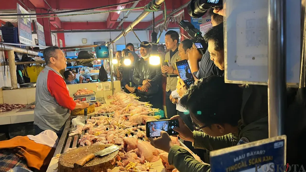 Suasana sidak harga kebutuhan pokok masyarakat di Pasar Atas Kota Cimahi, Jumat, 13 Februari 2026. (Sumber: Poskota/Gatot Poedji Utomo)