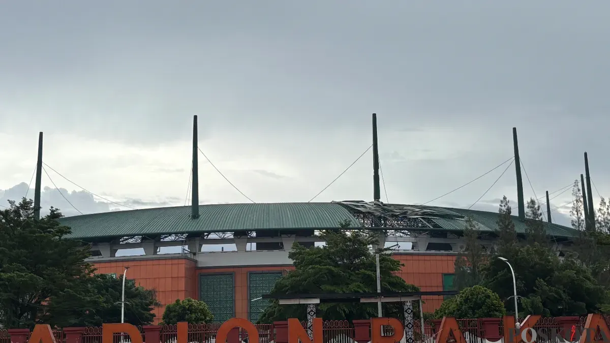 Atap Stadion Pakansari rusak akibat angin kencang yang terjadi pada Kamis sore, 12 Februari 2026. (Sumber: Poskota/Giffar Rivana)
