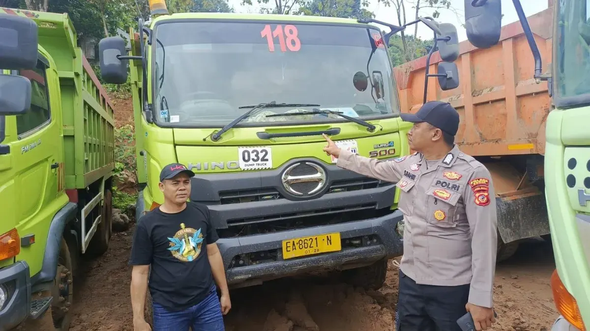 Petugas memeriksa TKP pencurian ECU dan speedometer truk di wilayah Kecamatan Cariu, Kabupaten Bogor. (Sumber: Dok. Polsek Cariu)