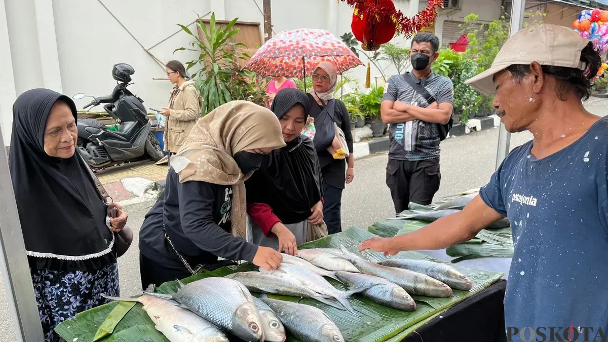 Pedagang ikan bandeng musiman di festival ikan bandeng Rawa Belong, Kebon Jeruk, Jakarta Barat, Sabtu, 14 Februari 2026. (Sumber: Poskota/Pandi Ramedhan)