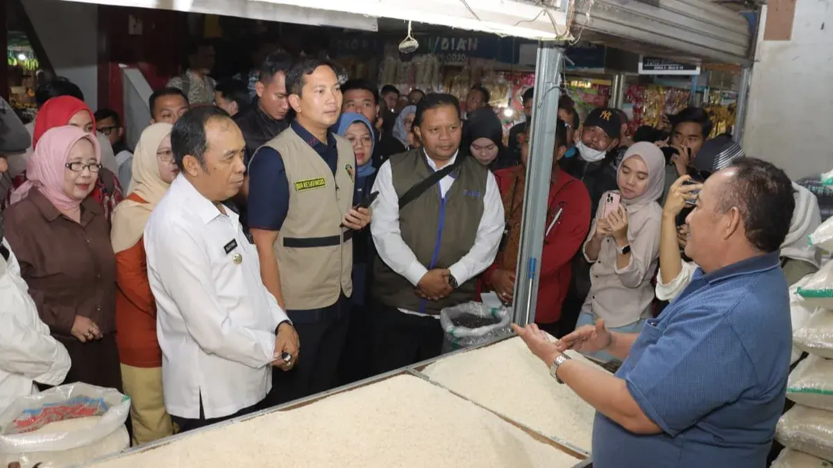 Direktur Reserse Kriminal Khusus Polda Jabar, Kombes Pol Wirdhanto Hadicaksono (rombi kream). (Sumber: Dok. Istimewa)
