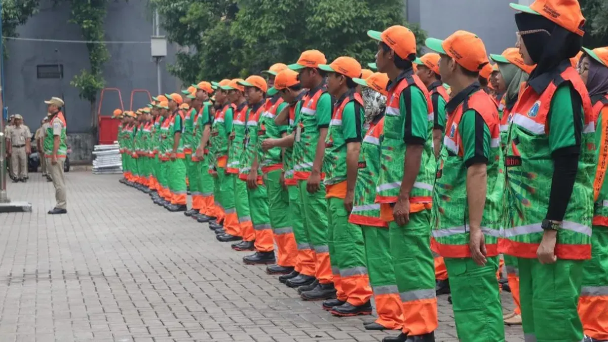 Petugas kebersihan DLH DKI Jakarta saat menggelar apel kerja bakti membersihkan klenteng, vihara, dan lingkungan sekitarnya di berbagai wilayah ibu kota. (Sumber: Dok. Kominfotik Pemprov Jakarta)