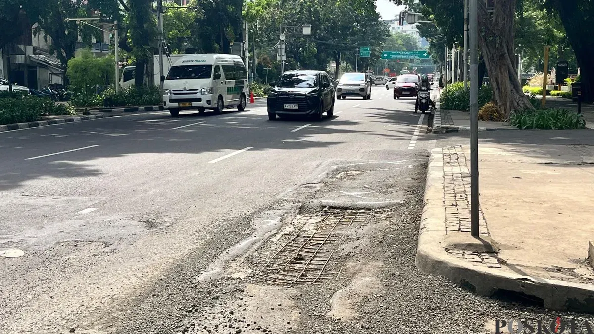 Ilustrasi jalan rusak di Kebon Sirih, Jakarta Pusat. (Sumber: Poskota/M Tegar Jihad)