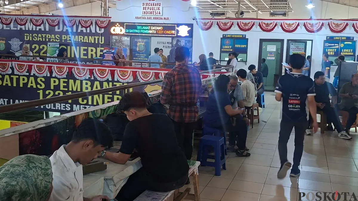 Suasana terkini pemohon yang ingin membuat SIM di Satpas 1221 Pembantu Cinere Satlantas Polres Metro Depok, membludak antrian. (Sumber: Poskota/Angga Pahlevi)