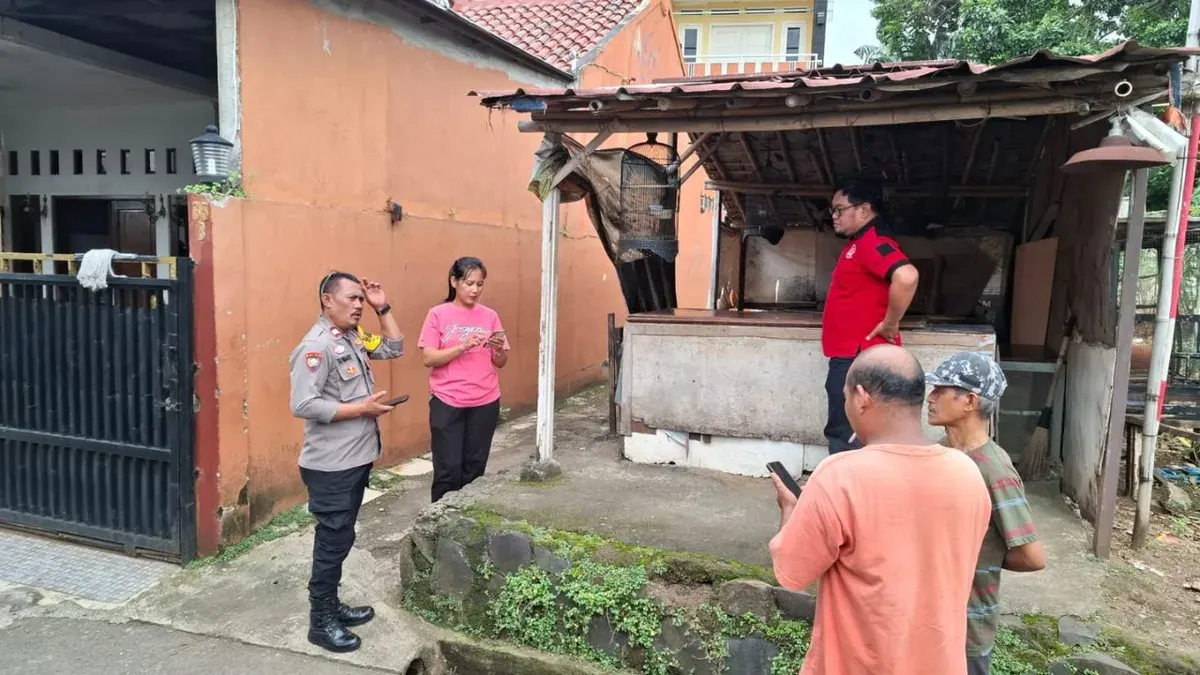Anggota Reskrim Polsek Cimanggis melakukan cek TKP pencurian tabung gas melon milik pedagang warung Nasi Uduk di Jatijajar, Tapos, Kota Depok. (Sumber: Dok. Humas Polsek Cimanggis)