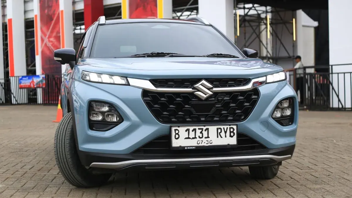 Pengunjung IIMS 2026 membagikan pengalaman setelah test drive Suzuki Fronx. (Sumber: Suzuki)