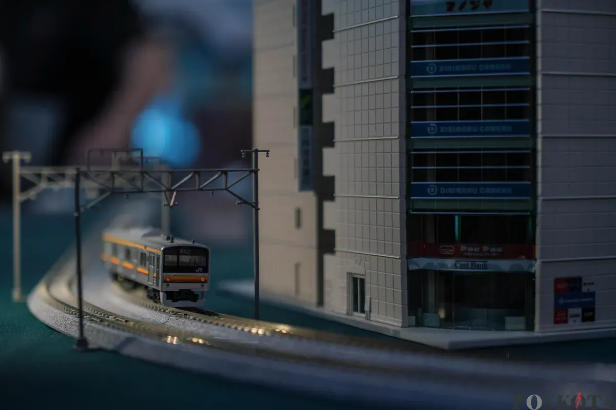 Pengunjung melihat diorama livery Kereta Commuter Indonesia (KCI) hasil kolaborasi dengan produsen model kereta asal Jepang, KATO, saat peluncuran C-Merch di Stasiun BNI City, Jakarta, Sabtu, 14 Januari 2026. (Sumber: Poskota/Bilal Nugraha Ginanjar)