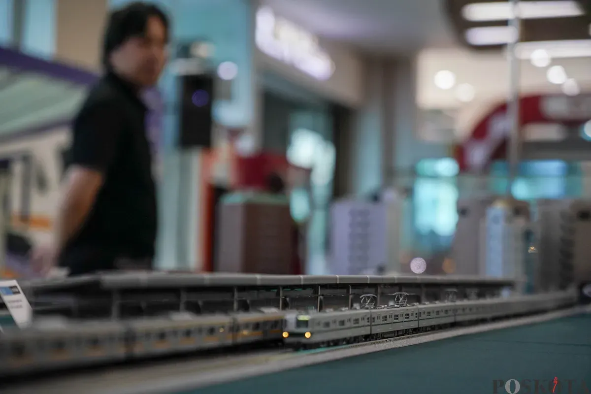Pengunjung melihat diorama livery Kereta Commuter Indonesia (KCI) hasil kolaborasi dengan produsen model kereta asal Jepang, KATO, saat peluncuran C-Merch di Stasiun BNI City, Jakarta, Sabtu, 14 Januari 2026. (Sumber: Poskota/Bilal Nugraha Ginanjar)