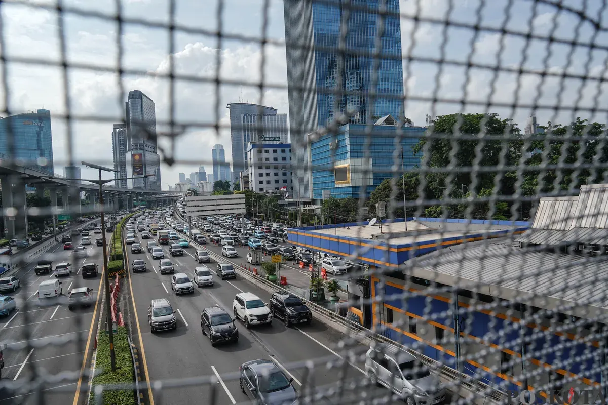 Sejumlah kendaraan terjebak macet di Jalan Gatot Subroto, Jakarta, Jumat, 13 Januari 2026. (Sumber: Poskota/Bilal Nugraha Ginanjar)