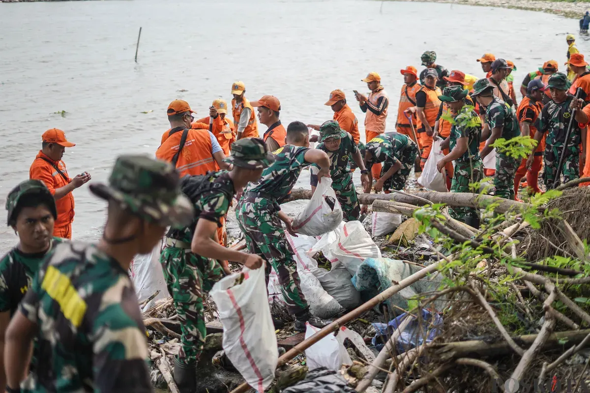 Petugas mengangkut sampah yang menumpuk di kawasan pesisir Marunda, Jakarta, Kamis, 12 Januari 2026. (Sumber: Poskota/Bilal Nugraha Ginanjar)