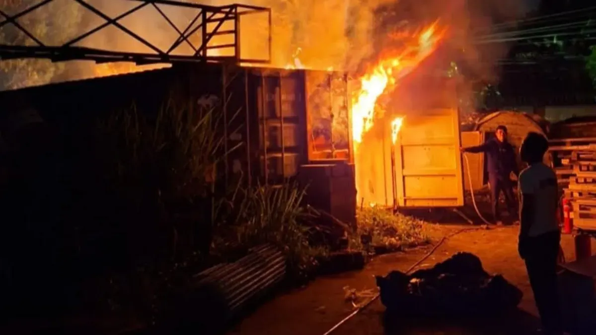 Kontainer penyimpanan barang di Klapanunggal, Bogor terbakar karena bakar-bakar sampah yang dilakukan oleh seorang pekerja. (Sumber: Dok. Damkar Bogor)