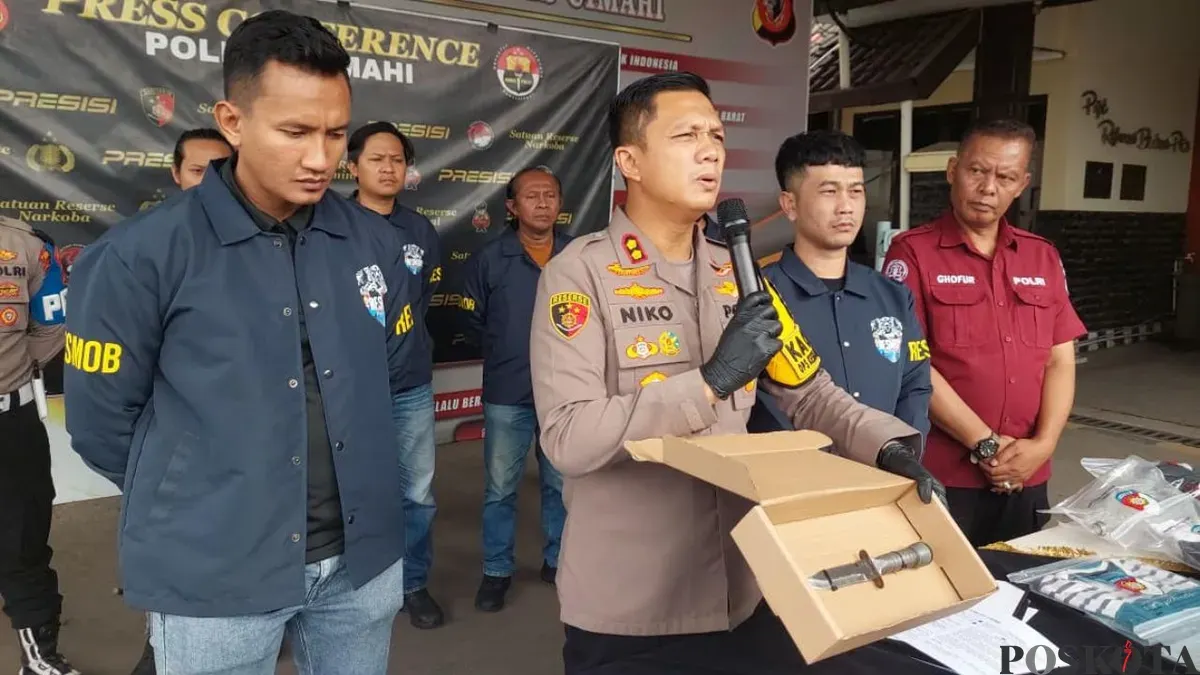 Kapolres Cimahi AKBP Niko Nurulloh Adi Putra (tengah), berikan pernyataan kepada awak media dia Mako Polres Cimahi, Jalan Amir Machmud, Minggu 15 Februari 2026. (Sumber: Poskota/Gatot Poedji Utomo)