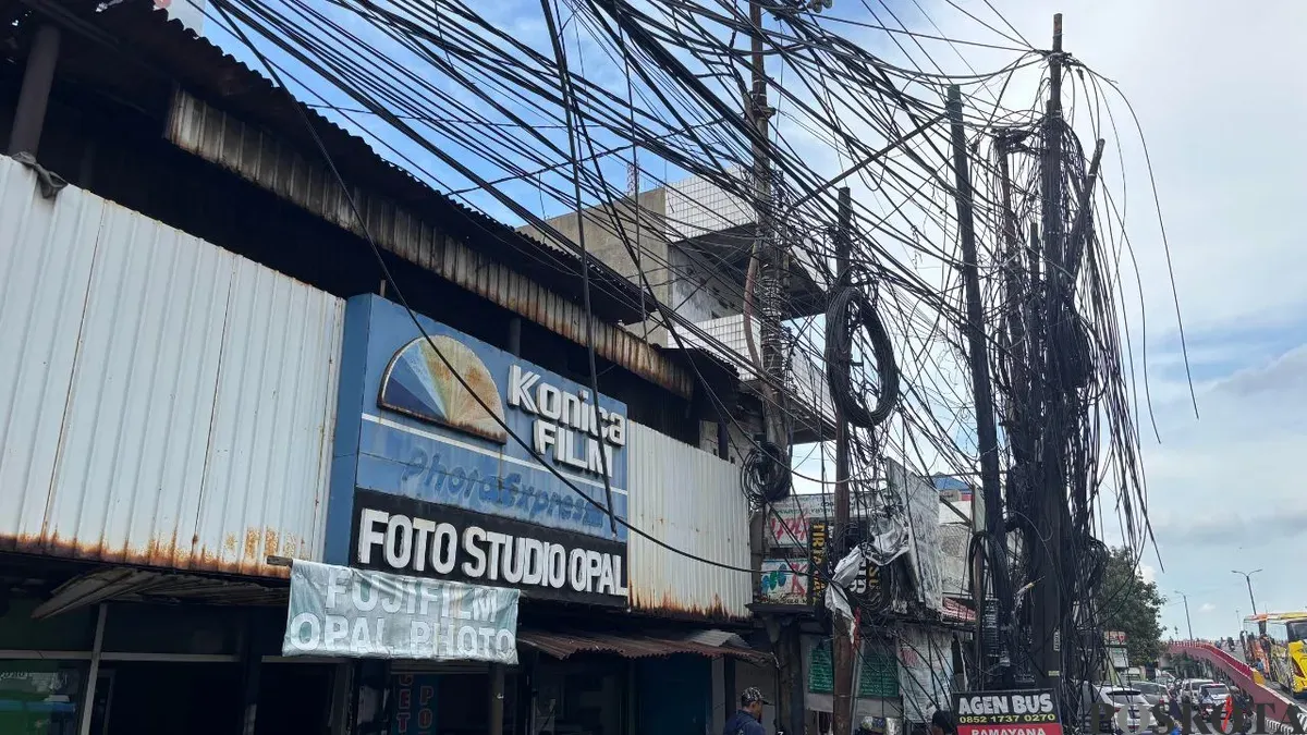 Ilustrasi, kabel udara semrawut di Jalan Raya Jakarta-Bogor, Kecamatan Cibinong. (Sumber: Poskota/Giffar Rivana)