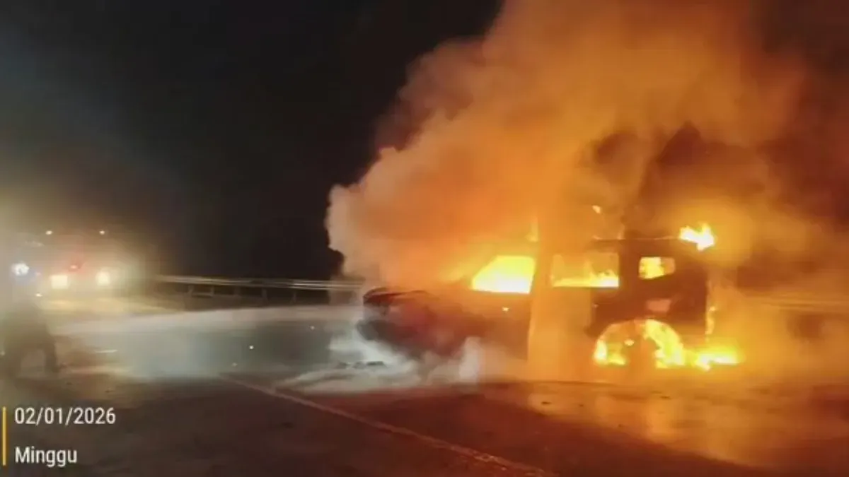 Ilustrasi investigasi kecelakaan Jetour T2 hingga terbakar di Tol Jagorawi. (Sumber: Istimewa)
