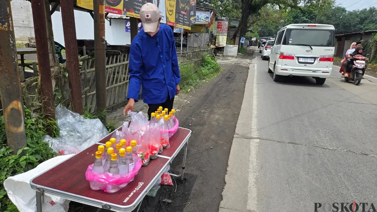 Pedagang kembang musiman di sekitar TPU Jaha, Kecamatan Tigaraksa, Kabupaten Tangerang. (Sumber: Poskota/Veronica Prasetio)