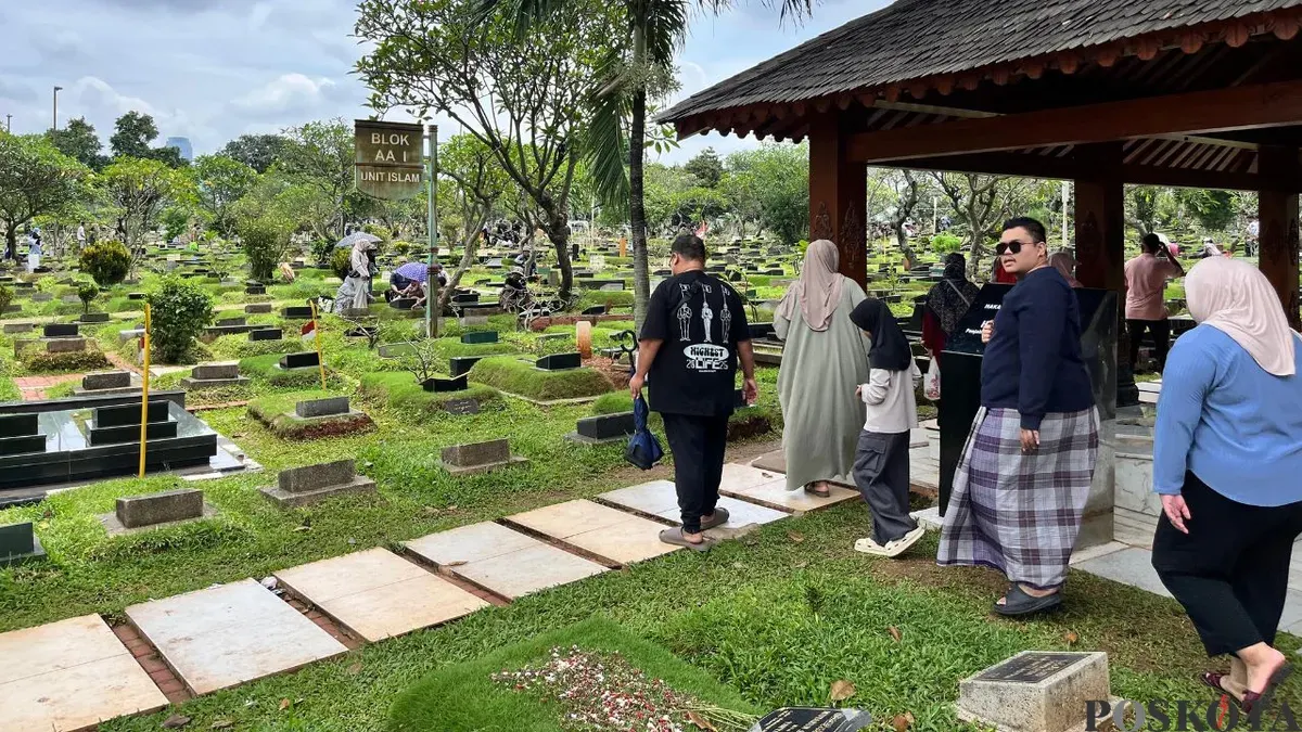 Peziarah di TPU Karet Bivak, Penjernihan, Jakarta Pusat, Minggu, 15 Februari 2026. (Sumber: Poskota/M Tegar Jihad)
