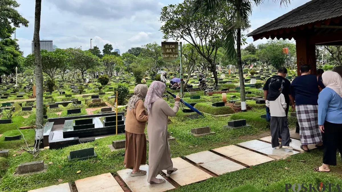Peziarah di TPU Karet Bivak, Penjernihan, Jakarta Pusat, Minggu, 15 Februari 2026. (Sumber: Poskota/M Tegar Jihad)