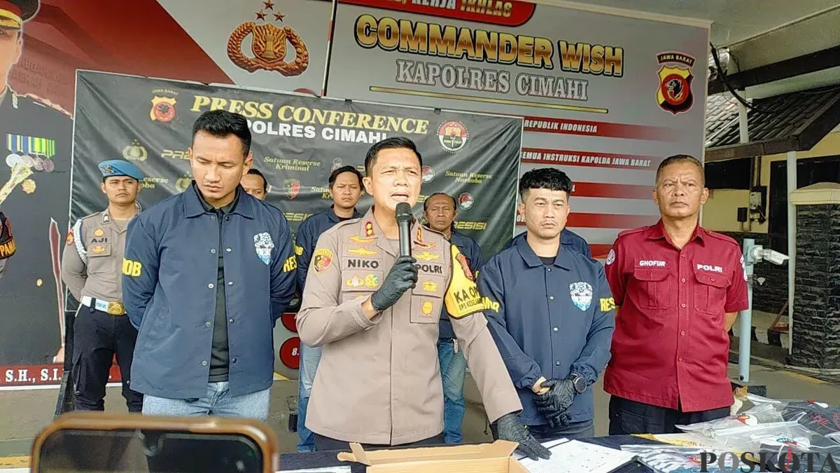 Kapolres Cimahi AKBP Niko N Adiputra (kedua kiri), beberkan motif pelaku habisi teman sendiri, dalal gelar perkara, Minggu, 15 Februari 2026. (Sumber: Poskota/Gatot Poedji Utomo)