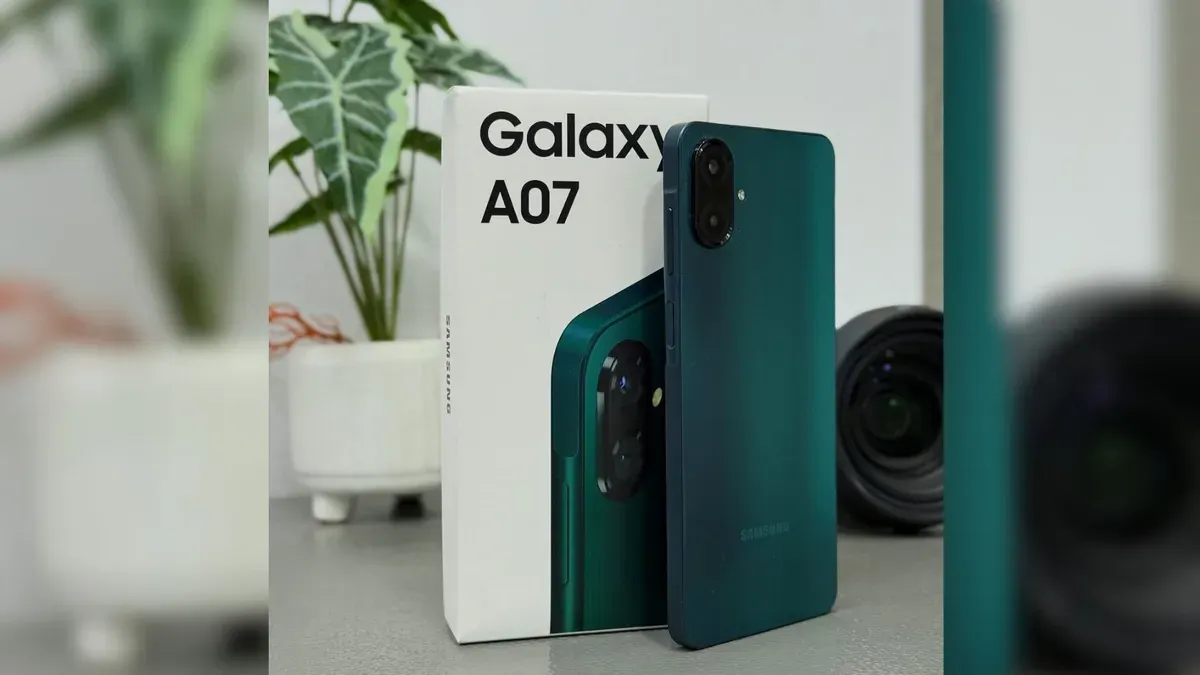 Samsung Galaxy A07 5G hadir dengan desain ringkas, baterai 6000mAh, dan layar 120Hz yang menjadi unggulan di kelas harga Rp2 jutaan. (Sumber: Dok/Samsung)
