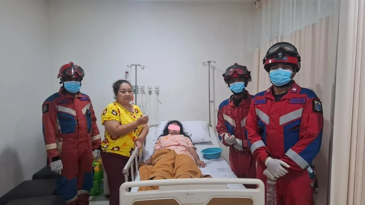 Petugas Damkar evakuasi objek cincin dari tangan salah satu pasien kecelakaan yang sedang menjalani perawatan di rumah sakit wilayah Jakarta Utara. (Sumber: Istimewa)