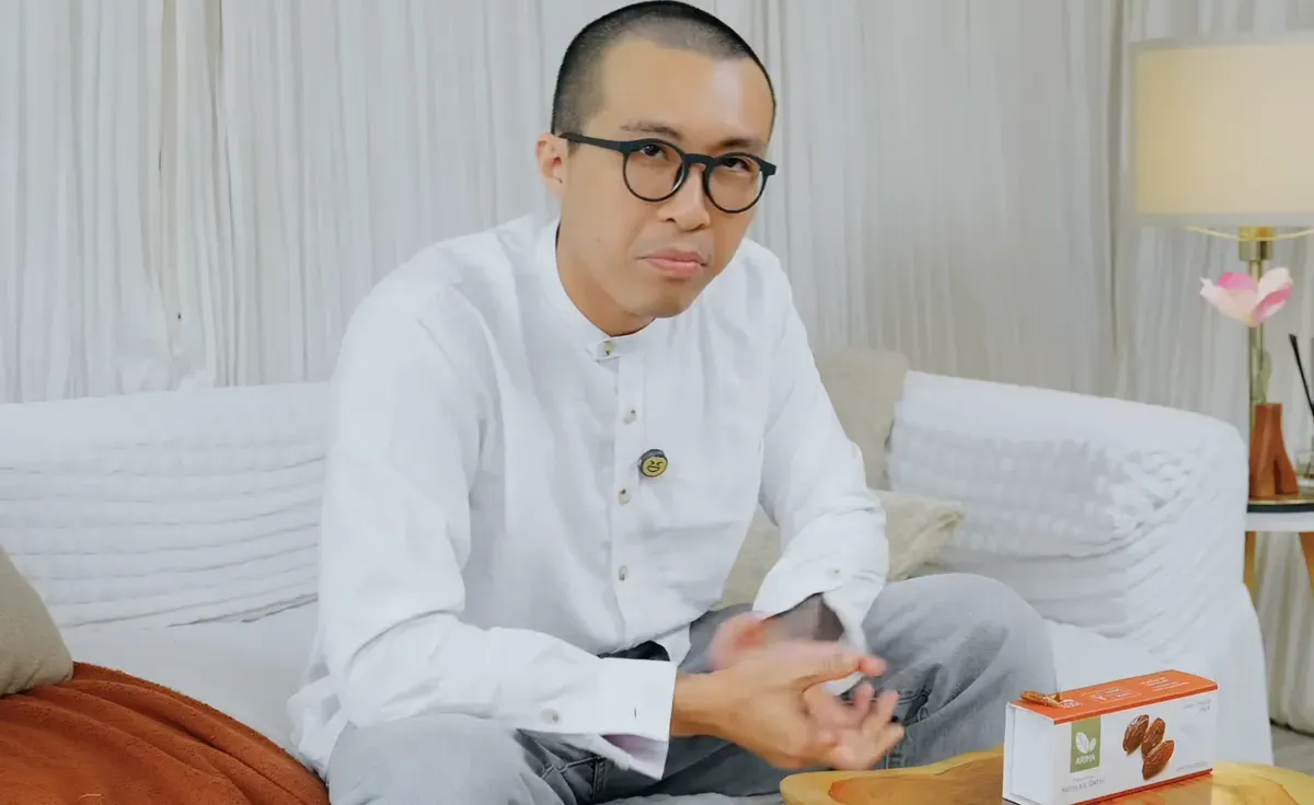 dr. Tirta memberikan edukasi kesehatan mengenai olahraga, pola makan, dan kebiasaan sehat selama bulan Ramadan. (Sumber: Youtube/@Tirta Pengpengpeng)