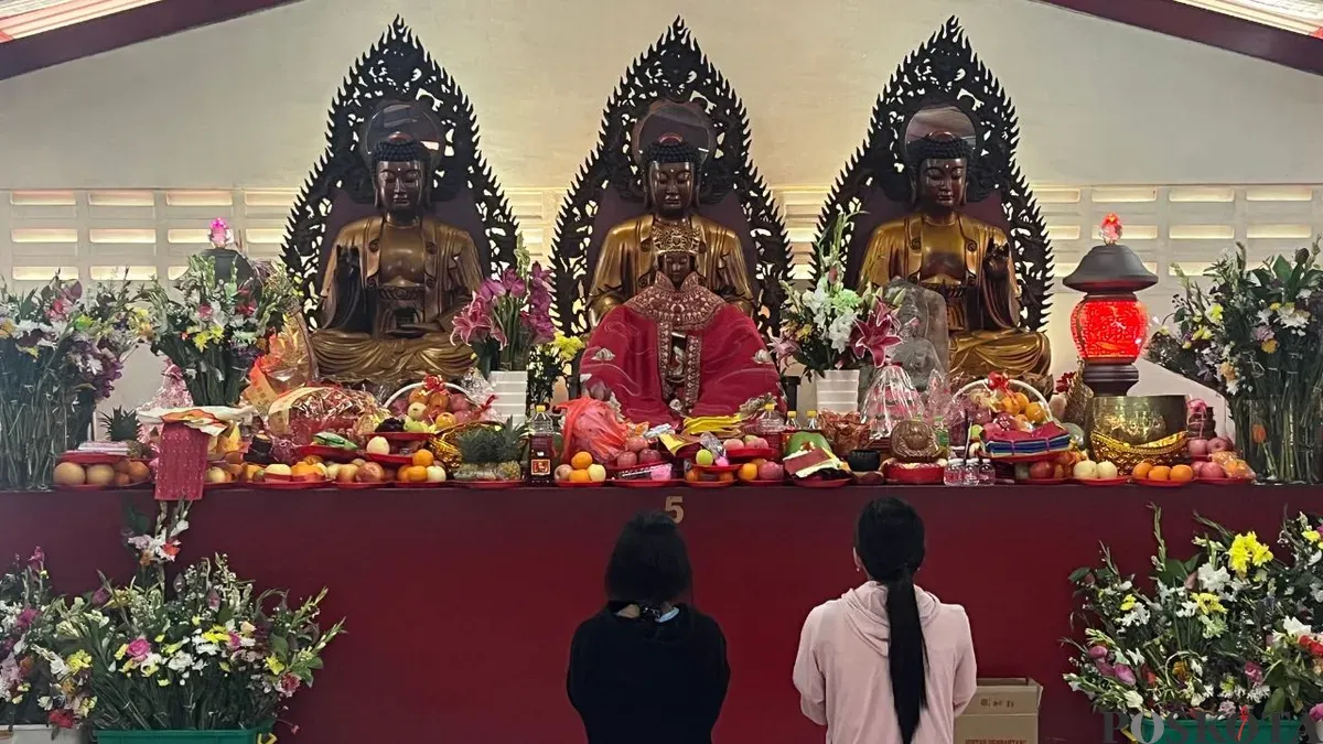 Jemaat melaksanakan ibadah di Vihara Dharma Bakti Petak Sembilan, Glodok, Tamansari, Jakarta Barat, Selasa, 17 Februari 2026. (Sumber: Poskota/Pandi Ramedhan)