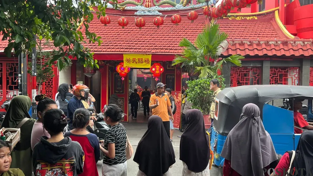 Suasana sejumlah warga sedang menanti angpao di depan Vihara Toa Se Bio di kawasan Petak Sembilan, Glodok, Tamansari, Jakarta Barat, Selasa, 17 Februari 2026. (Sumber: Poskota/Pandi Ramedhan)