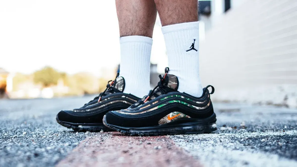 Sepatu Nike Air Max. (Sumber: Pixabay/albertoadan)
