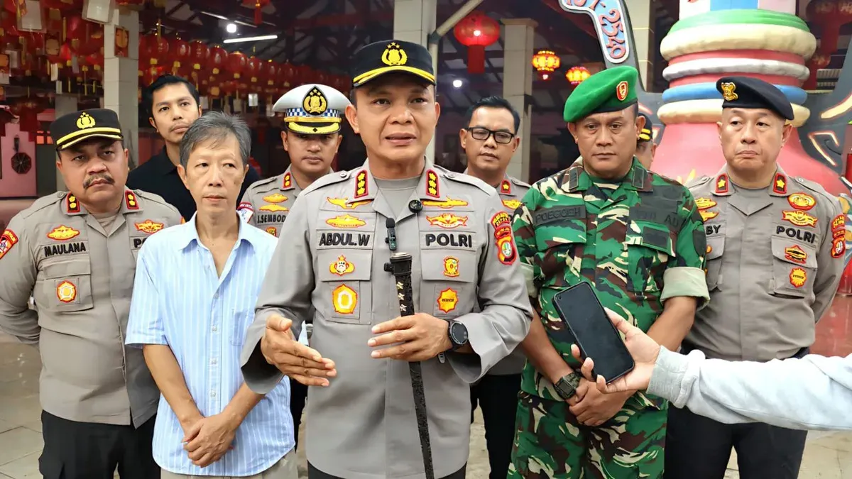 Potret Kapolres Metro Depok, Abdul Waras saat meninjau pengamanan saat perayaan Imlek. (Sumber: Humas Polres Metro Depok)