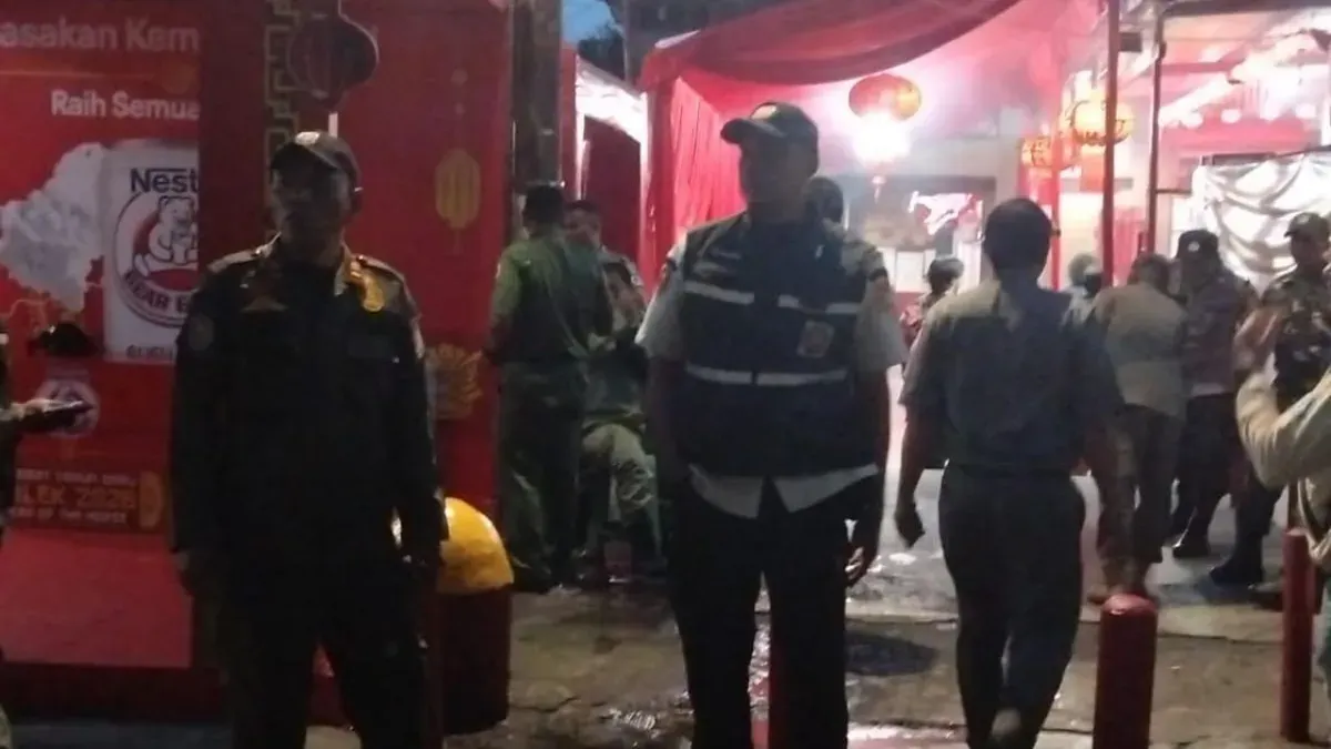 Petugas Satpol PP melakukan pengamanan di kawasan Vihara Dharma Bakti, Taman Sari, Jakarta Barat. (Sumber: Istimewa)
