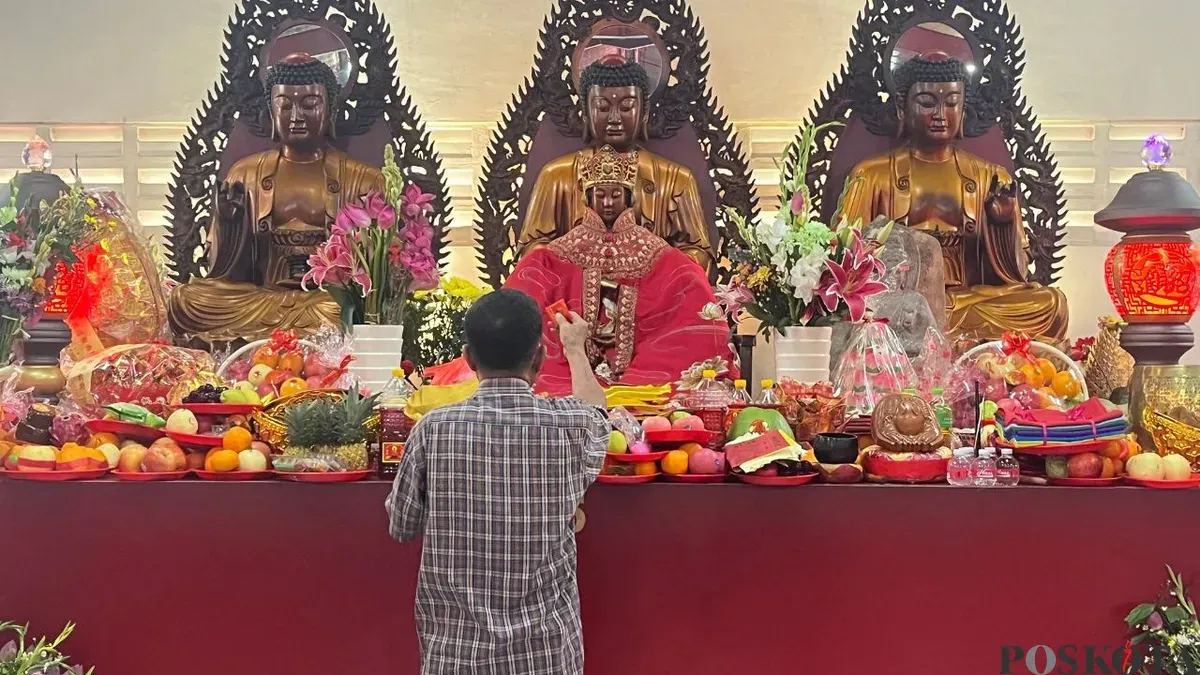 Jemaah sedang beribadah di kawasan Vihara Dharma Bakti, Glodok, Taman Sari, Jakarta Barat, Selasa, 17 Februari 2026. (Sumber: Poskota/Pandi Ramedhan)