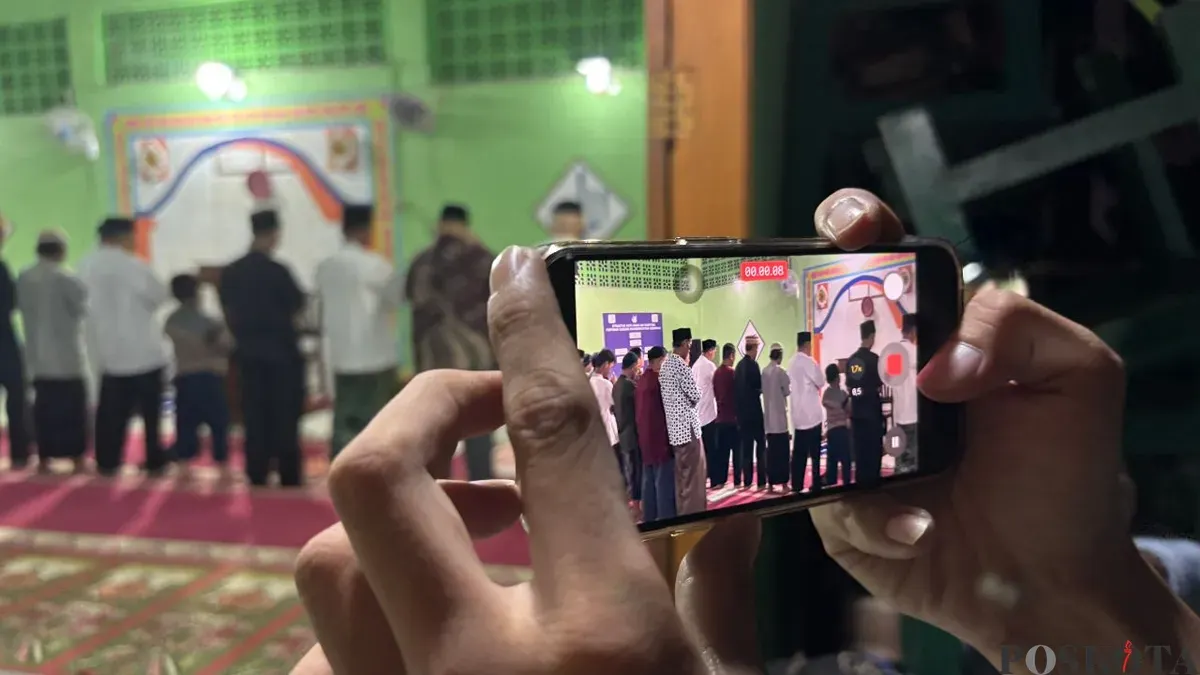 Jemaah Muhammadiyah Cibinong melaksanakan sholat Tarawih perdana pada Ramadhan 1447 Hijiriah di Masjid Umar bin Khattab, Kabupaten Bogor, Selasa, 17 Februari 2026. (Sumber: Poskota/Giffar Rivana)