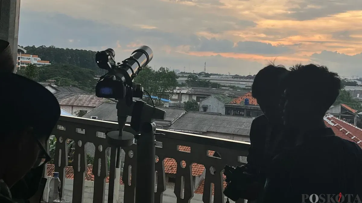 Pemantauan hilal menggunakan teleskop di Masjid KH Hasyim Asy'ari, Cengkareng, Jakarta Barat, Selasa, 17 Februari 2026. (Sumber: Poskota/Pandi Ramedhan)