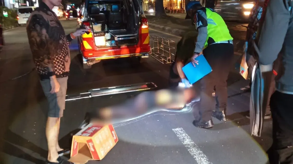 Seorang pengendara sepeda motor tewas seketika usai ditabrak dan terlindas bus di Jalan Transyogi Cibubur, Kelurahan Harjamukti, Kecamatan Cimanggis, Kota Depok, Selasa, 17 Februari 2026. (Sumber: Dok. Lantas Polsek Cimanggis)