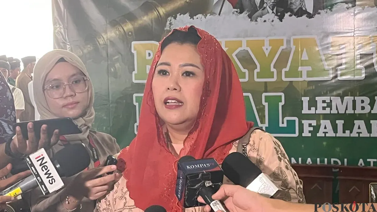 Putri Presiden ke-4 RI Gus Duryakni, Yenny Wahid turut menyaksikan pemantauan hilal di Masjid KH Hasyim Asy'ari, Cengkareng, Jakarta Barat, Selasa, 17 Februari 2026. (Sumber: Poskota/Pandi Ramedhan)