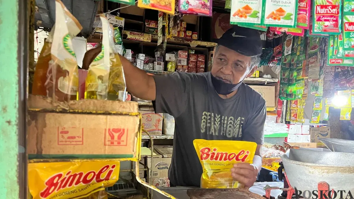 Pedagang tradisional di Pasar Slipi, Palmerah, Jakarta Barat, sedang menata minyak yang merupakan dagangannya, Rabu, 18 Februari 2026. (Sumber: Poskota/Pandi Ramedhan)