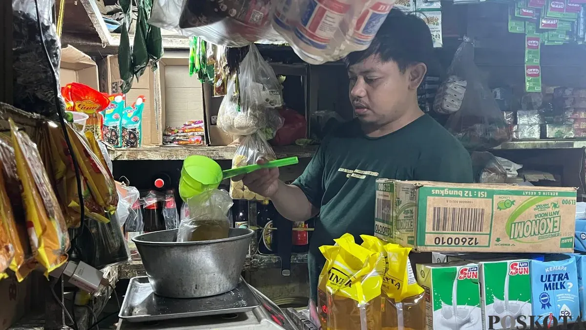 Salah seorang pedagang minyak di Pasar Kebayoran Lama, Jakarta Selatan, Rabu, 18 Februari 2026. (Sumber: Poskota/Pandi Ramedhan)