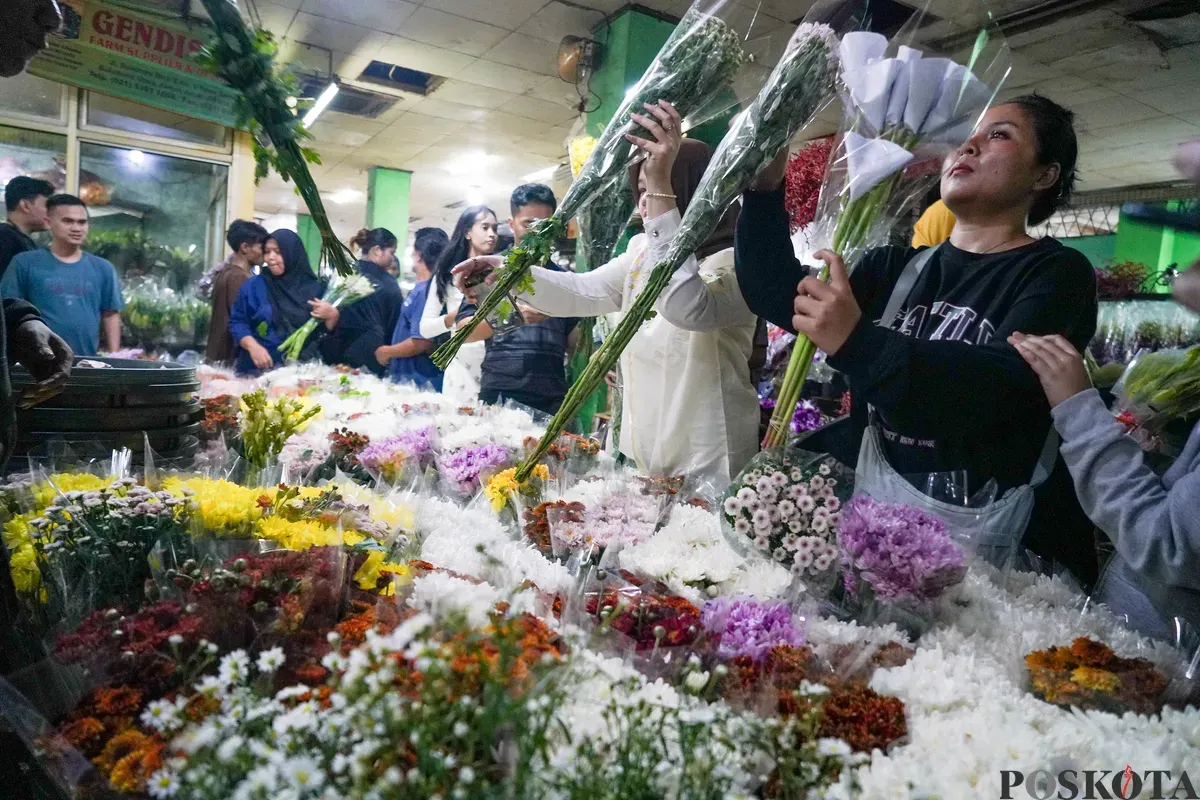 Pembeli memilih bunga di Pasar Bunga Rawa Belong, Palmerah, Jakarta Barat, Minggu, 15 Februari 2026. (Sumber: Poskota/Bilal Nugraha Ginanjar)