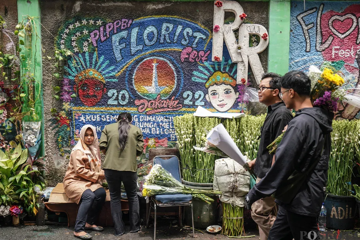 Pembeli memilih bunga di Pasar Bunga Rawa Belong, Palmerah, Jakarta Barat, Minggu, 15 Februari 2026. (Sumber: Poskota/Bilal Nugraha Ginanjar)