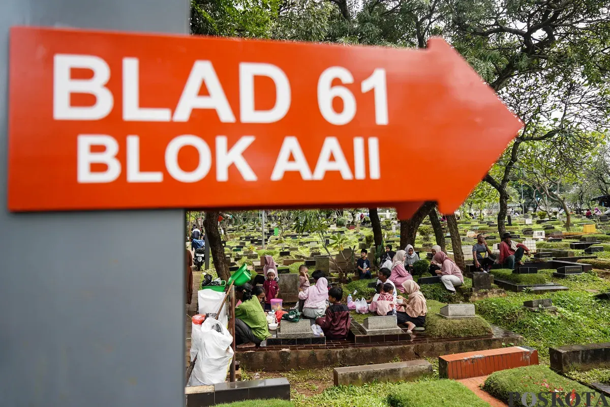 Warga mendatangi Tempat Pemakaman Umum (TPU) Karet Bivak, Tanah Abang, Jakarta Pusat, Minggu, 15 Februari 2026. (Sumber: Poskota/Bilal Nugraha Ginanjar)