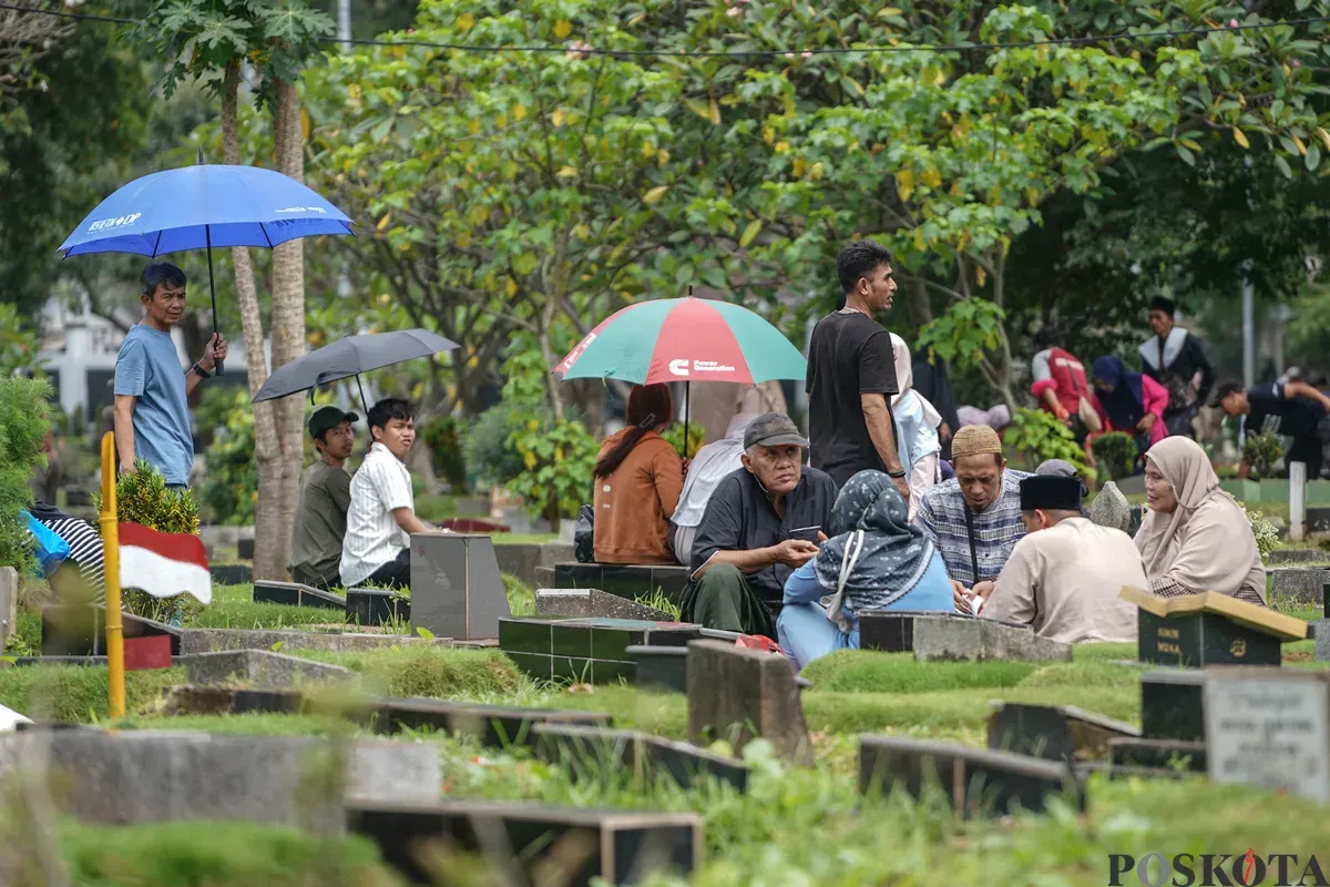 Warga mendatangi Tempat Pemakaman Umum (TPU) Karet Bivak, Tanah Abang, Jakarta Pusat, Minggu, 15 Februari 2026. (Sumber: Poskota/Bilal Nugraha Ginanjar)