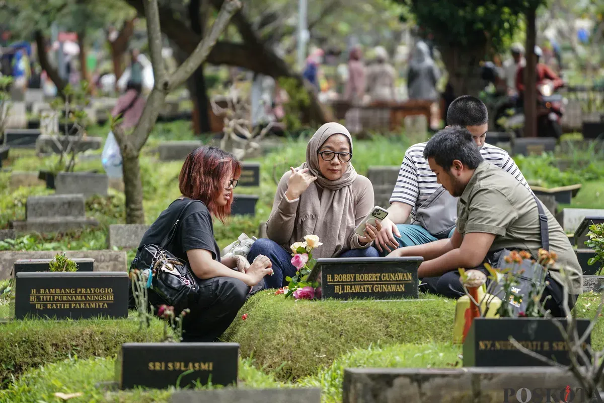 Warga mendatangi Tempat Pemakaman Umum (TPU) Karet Bivak, Tanah Abang, Jakarta Pusat, Minggu, 15 Februari 2026. (Sumber: Poskota/Bilal Nugraha Ginanjar)
