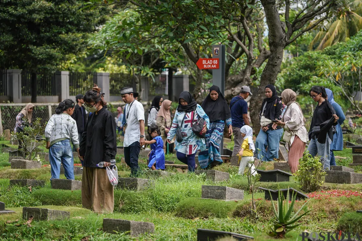 Warga mendatangi Tempat Pemakaman Umum (TPU) Karet Bivak, Tanah Abang, Jakarta Pusat, Minggu, 15 Februari 2026. (Sumber: Poskota/Bilal Nugraha Ginanjar)