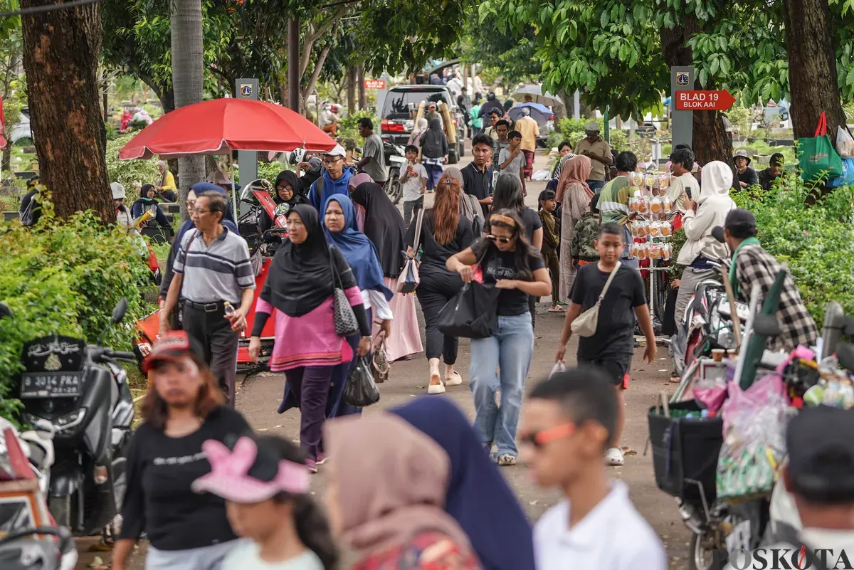 Warga mendatangi Tempat Pemakaman Umum (TPU) Karet Bivak, Tanah Abang, Jakarta Pusat, Minggu, 15 Februari 2026. (Sumber: Poskota/Bilal Nugraha Ginanjar)