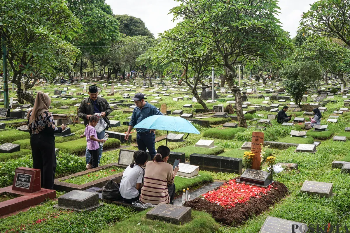 Warga mendatangi Tempat Pemakaman Umum (TPU) Karet Bivak, Tanah Abang, Jakarta Pusat, Minggu, 15 Februari 2026. (Sumber: Poskota/Bilal Nugraha Ginanjar)