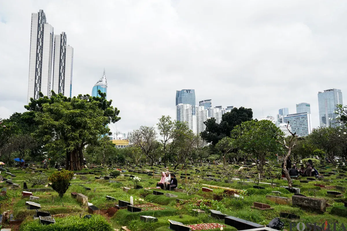 Warga mendatangi Tempat Pemakaman Umum (TPU) Karet Bivak, Tanah Abang, Jakarta Pusat, Minggu, 15 Februari 2026. (Sumber: Poskota/Bilal Nugraha Ginanjar)