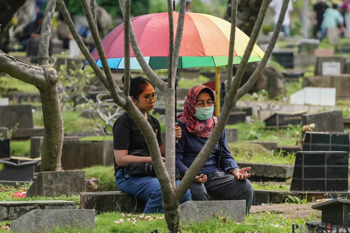 Warga mendatangi Tempat Pemakaman Umum (TPU) Karet Bivak, Tanah Abang, Jakarta Pusat, Minggu, 15 Februari 2026. (Sumber: Poskota/Bilal Nugraha Ginanjar)